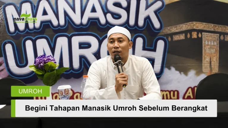 Pembimbing menjelaskan materi manasik umroh kepada calon jamaah sebelum keberangkatan ke Tanah Suci