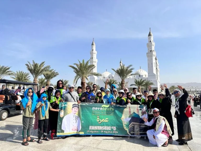 foto bersama rombongan umroh nava tour di masjid quba