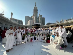 moment jamaah di depan kabah mekkah arab saudi
