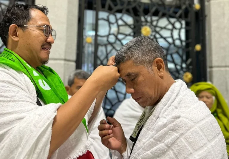 jamaah nava tour sedang melaksanakan proses tahalul