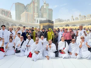 Jamaah umroh Navatours berfoto bersama di depan Ka'bah Masjidil Haram