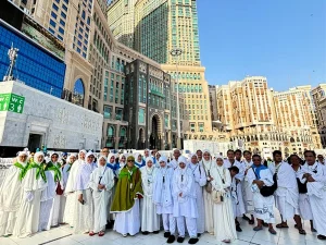 Jamaah umroh Navatours berfoto bersama di depan Masjidil Haram Mekkah