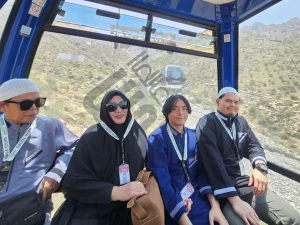 Jamaah umroh Navatours menikmati perjalanan dengan kereta gantung di Taif