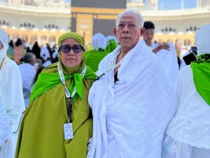 Jamaah umroh lansia Navatours beribadah di depan Ka'bah