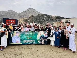 Rombongan jamaah umroh Navatours berfoto bersama di Jabal Tsur Mekkah