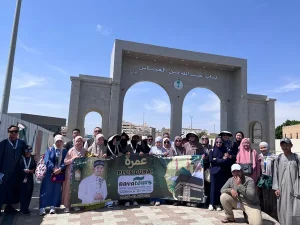Rombongan jamaah umroh Navatours berfoto di depan gerbang Abdullah bin Abbas