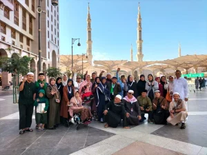 Jamaah umroh ramadhan berfoto bersama di depan Masjid Nabawi Madinah