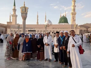 Jamaah umroh ramadhan berpose di halaman Masjid Nabawi Madinah