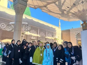 Jamaah umroh syawal berfoto bersama dengan latar Kubah Hijau Masjid Nabawi