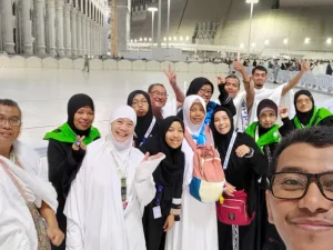 Jamaah umroh syawal berfoto bersama di area Masjidil Haram Mekkah