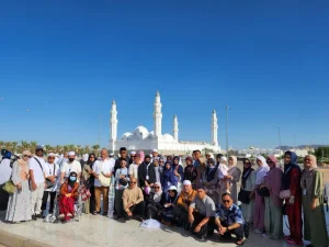 Jamaah umroh syawal berpose bersama di halaman Masjid Quba Madinah