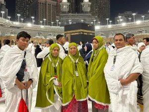Keluarga jamaah umroh ramadhan berfoto di depan Ka'bah Makkah