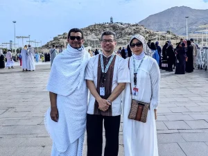 Peserta umroh syawal berfoto dengan latar belakang Jabal Rahmah