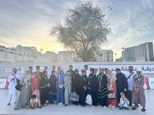 Rombongan jamaah umroh ramadhan berfoto bersama di Madinah
