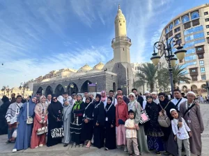 Rombongan jamaah umroh ramadhan berpose di area Masjid Quba Madinah