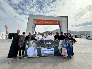 Rombongan jamaah umroh syawal berfoto di Jabal Rahmah Mekkah