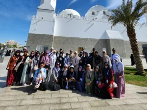 Rombongan jamaah umroh syawal berfoto di area samping Masjid Quba Madinah