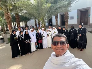 Rombongan jamaah umroh syawal berfoto di halaman masjid Madinah