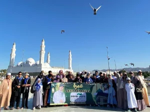 foto bersama jamaah umroh nava tour di akhir ramadhan