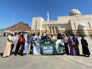 momen foto bersama jamaah umroh nava tour di akhir ramadhan