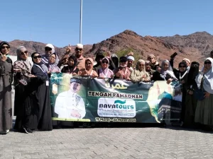 momen foto bersama jamaah umroh nava tour di tengah ramadhan