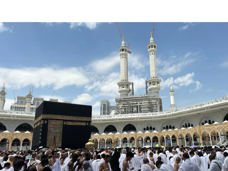 Jamaah haji khusus beribadah di sekitar Ka'bah Masjidil Haram Makkah