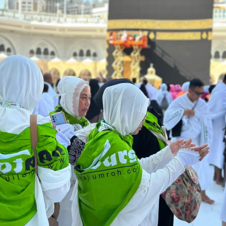 jamaah umroh Nava Tour berdoa di depan Ka'bah Masjidil Haram Mekkah saat menjalankan ibadah umroh
