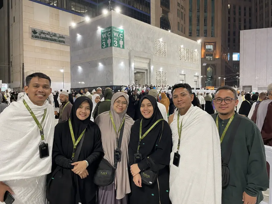 jamaah umroh bersama travel resmi di depan Masjidil Haram Mekah