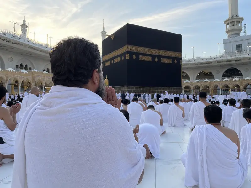 jemaah umroh berdoa di depan kabah makkah