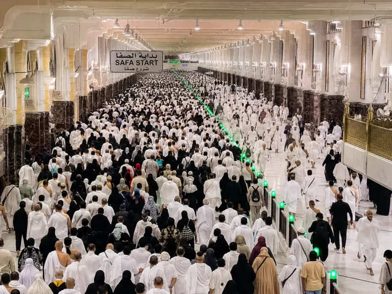 jamaah umroh melaksanakan sa'i di Masjidil Haram antara bukit Safa dan Marwa