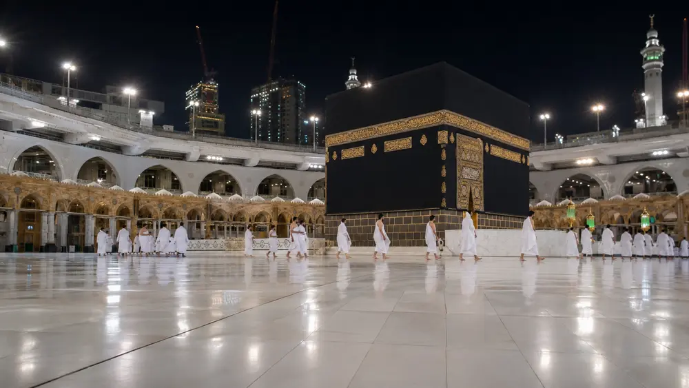 Suasana Masjidil Haram di dini hari yang lebih lengang dan tenang untuk tawaf